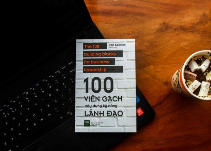   Cuốn sách 100 viên gạch xây dựng kỹ năng lãnh đạo.