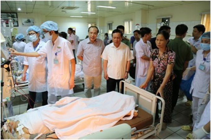 Giám đốc bệnh viện xuống thăm hỏi các bệnh nhân.