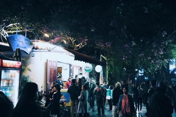 Cửa hàng kem Thủy Tạ bên hồ Gươm luôn đông khách.