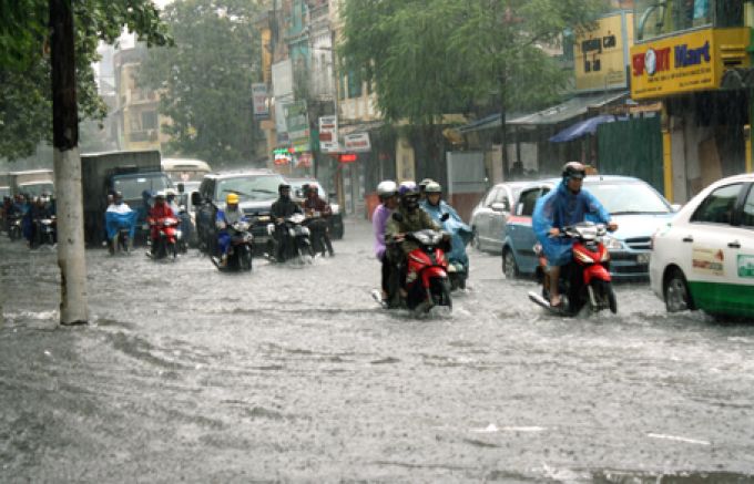 Những điều cần lưu ý khi đi xe máy trời mưa bão