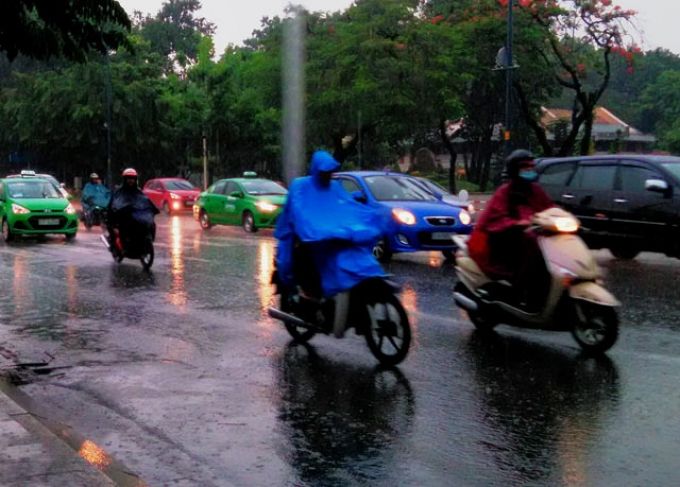 Bật đ&egrave;n xe để tăng khả năng nhận diện c&aacute;c phương tiện trong mưa.