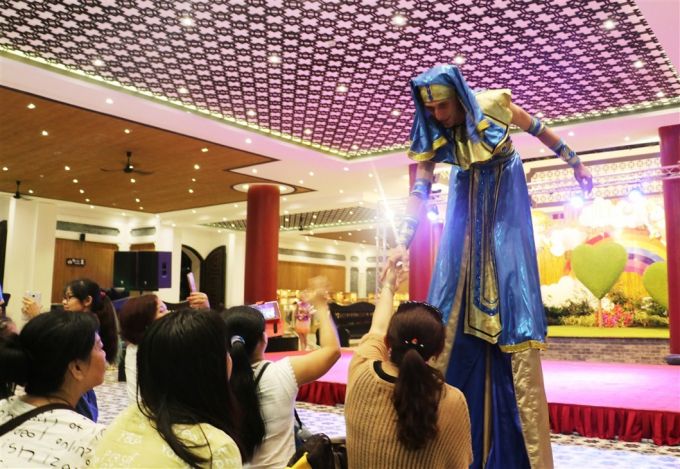 Bước ch&acirc;n v&agrave;o cổng Sun World Danang Wonders (Asia Park) c&aacute;c thi&ecirc;n thần nhỏ sẽ v&ocirc; c&ugrave;ng bất ngờ với sự ch&agrave;o đ&oacute;n của c&aacute;c nghệ sỹ Ukraine với c&aacute;c m&agrave;n h&oacute;a trang v&agrave; tr&igrave;nh diễn nghệ thuật đặc sắc từ 19h-21h h&agrave;ng ng&agrave;y.