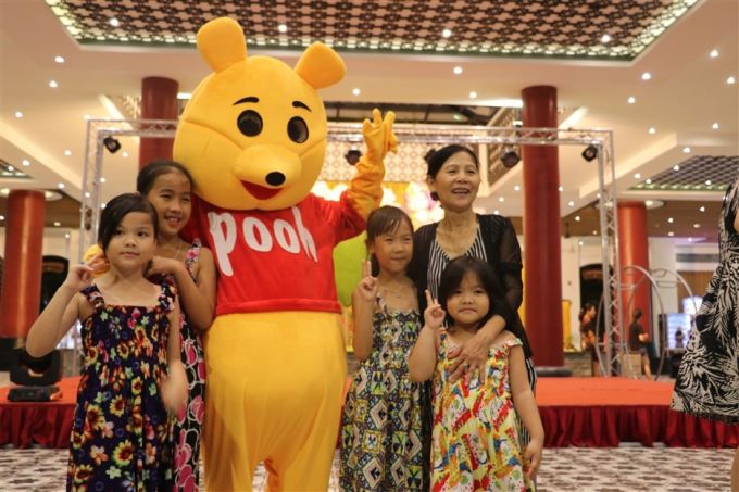 Gấu Pooh, Pikachu, m&egrave;o m&aacute;y Doraemon&hellip; cả thế giới hoạt h&igrave;nh vui nhộn đ&oacute;n ch&agrave;o b&eacute; ở Sun World Danang Wonders. &nbsp;Những hoạt n&aacute;o vi&ecirc;n vui t&iacute;nh v&agrave; th&acirc;n thiện n&agrave;y lu&ocirc;n sẵn s&agrave;ng chụp ảnh &ldquo;check-in&rdquo; c&ugrave;ng c&aacute;c bạn nhỏ.