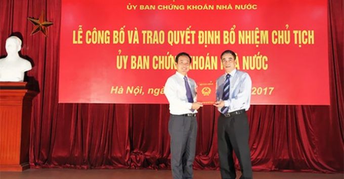 Thứ trưởng Bộ T&agrave;i ch&iacute;nh Trần Xu&acirc;n H&agrave; trao Quyết định bổ nhiệm cho Chủ tịch UBCKNN Trần Văn Dũng - Ảnh: UBCKNN