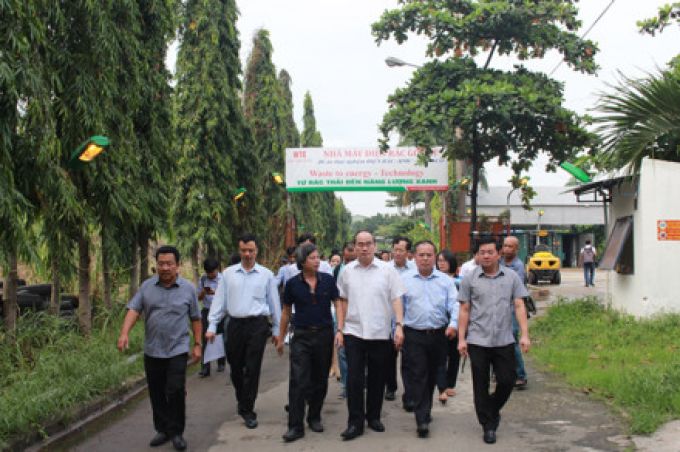 B&iacute; thư Th&agrave;nh ủy TPHCM Nguyễn Thiện Nh&acirc;n đi thị s&aacute;t Nh&agrave; m&aacute;y điện r&aacute;c G&ograve; C&aacute;t nằm ở quận B&igrave;nh T&acirc;n (TP.HCM).