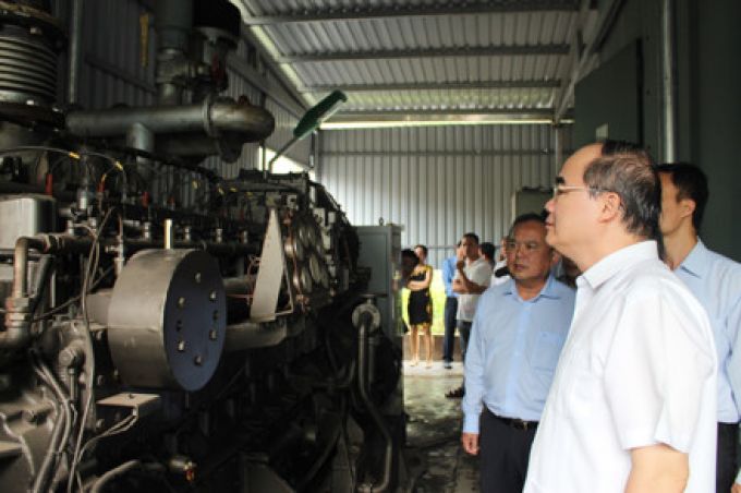 B&iacute; thư&nbsp; Th&agrave;nh ủy TPHCM Nguyễn Thiện Nh&acirc;n lắng nghe c&aacute;c cơ quan b&aacute;o c&aacute;o kết quả x&acirc;y dựng v&agrave; việc thử nghiệm nh&agrave; m&aacute;y.