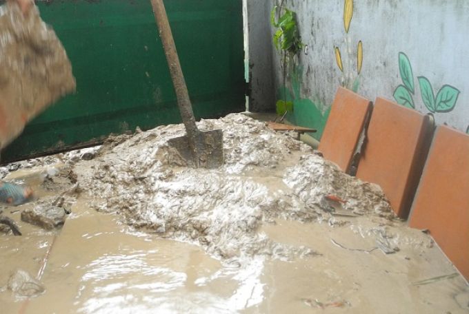 B&ugrave;n đất từ dự &aacute;n s&acirc;n Golf FLC tr&agrave;n v&agrave;o nh&agrave; d&acirc;n sau mưa lớn.