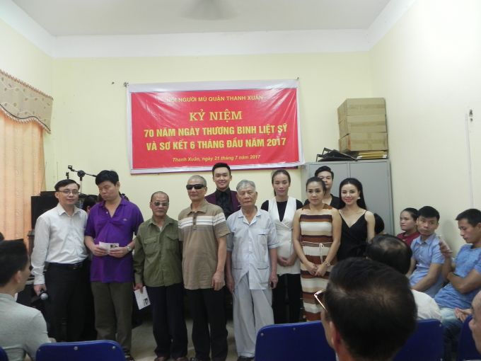 B&agrave; Nguyễn Thị Thanh Tr&agrave; &ndash; Tổng bi&ecirc;n tập Tạp ch&iacute; Thương Trường c&ugrave;ng đại diện c&aacute;c doanh nghiệp thiện nguyện trao học bổng cho học sinh, sinh vi&ecirc;n khiếm thị H&agrave; Nội