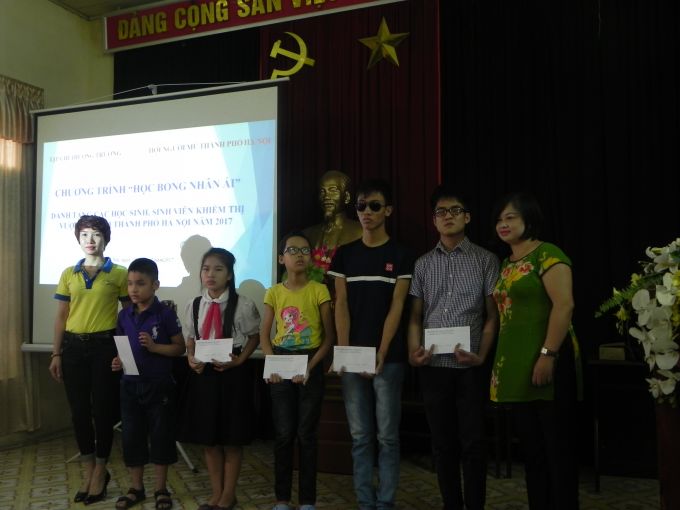 B&agrave; Tina Đỗ - TGĐ C&ocirc;ng ty CP Đ&agrave;o tạo Spa Dưỡng sinh v&agrave; chị Vũ Thị V&acirc;n &ndash; Th&agrave;nh vi&ecirc;n CLB Thiện nguyện Hoa Hướng Dương tại chương tr&igrave;nh trao học bổng nh&acirc;n &aacute;i