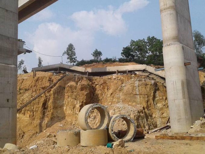 Đoạn dầm cầu d&agrave;i khoảng 50 m&eacute;t bị sập, g&atilde;y nhiều mảnh.