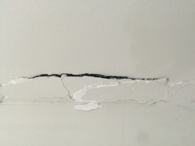 Tường của một số căn hộ vừa ban giao đ&atilde; bị nứt. (Ảnh: Thế Anh).