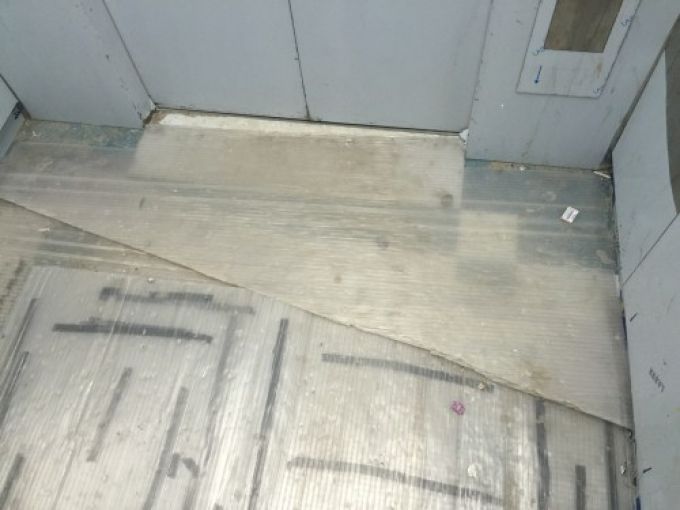 Thang m&aacute;y c&ograve;n ngổn ngang c&aacute;c vật liệu dưới s&agrave;n.