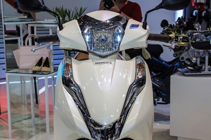 Cụ thể, phi&ecirc;n bản Honda Lead 2018 ti&ecirc;u chuẩn được một số đại l&yacute; b&aacute;n ra với gi&aacute; từ 38,5-39,5 triệu đồng, cao hơn gi&aacute; đề xuất từ 1-2 triệu đồng. 