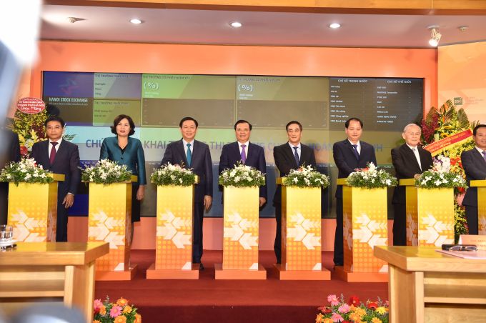 Bộ T&agrave;i ch&iacute;nh, Sở GDCK H&agrave; Nội trang trọng tổ chức lễ khai trương thị trường chứng kho&aacute;n ph&aacute;i sinh.