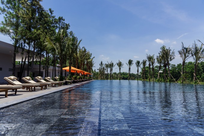 Bể bơi s&oacute;ng t&igrave;nh