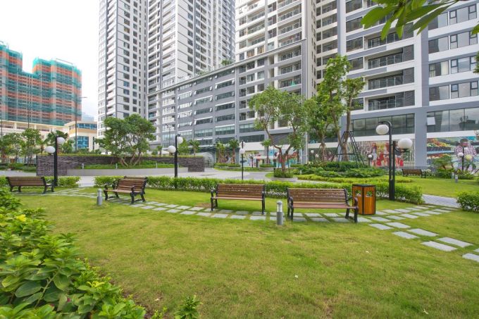 Một g&oacute;c s&acirc;n vườn &nbsp;xanh thuộc Imperia Garden.