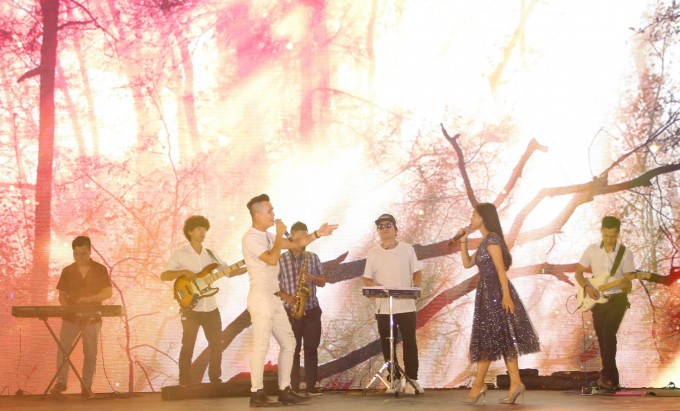 Một kh&ocirc;ng gian m&ocirc; phỏng vườn thu ch&acirc;u &Acirc;u với l&aacute; phong đỏ rực đ&atilde; được t&aacute;i dựng với v&ocirc; v&agrave;n c&aacute;c hoạt động th&uacute; vị, hấp dẫn. Từ những bức k&yacute; họa do c&aacute;c hoạ sỹ chuy&ecirc;n nghiệp vẽ tặng quan kh&aacute;ch, &aacute;nh mắt h&aacute;o hức của trẻ thơ trước c&aacute;c nghệ sỹ đường phố say m&ecirc; biểu diễn cho đến &ldquo;bữa tiệc&rdquo; &acirc;m thanh v&agrave; &aacute;nh s&aacute;ng với những tuyệt phẩm &acirc;m nhạc, những giọng ca l&agrave;m say đắm l&ograve;ng người&hellip;