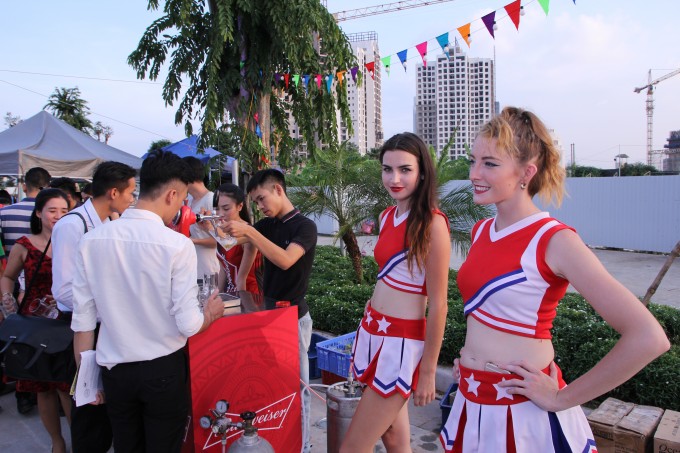 C&ugrave;ng với đ&oacute; l&agrave; tiệc nướng BBQ được chế biến từ c&aacute;c đầu bếp t&agrave;i hoa bậc nhất H&agrave; th&agrave;nh, c&ugrave;ng hương vị quyến rũ của bia tươi ch&acirc;u &Acirc;u hảo hạng ngập tr&agrave;n buổi lễ hội.