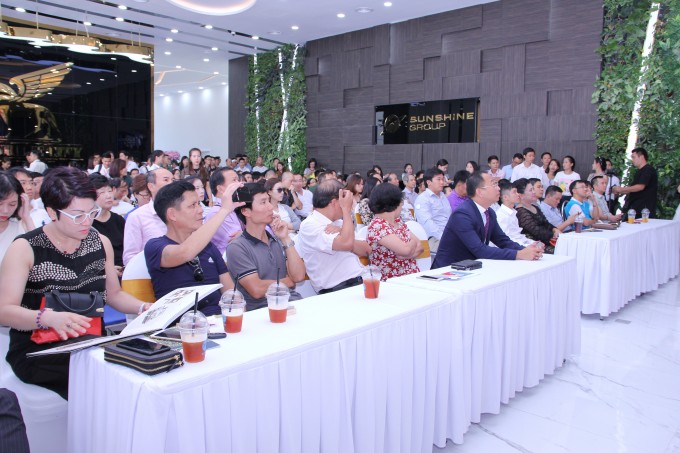 Tọa lạc tại khu đ&ocirc; thị Nam Thăng Long, view s&ocirc;ng Hồng, hồ T&acirc;y v&agrave; s&acirc;n golf Ciputa với phong c&aacute;ch thiết kế tinh tế, sang trọng, sở hữu gần 40 tiện &iacute;ch 5 sao c&ugrave;ng ứng dụng c&ocirc;ng nghệ quản l&yacute; th&ocirc;ng minh, hiện đại, Sunshine City xứng đ&aacute;ng l&agrave; &ldquo;thi&ecirc;n đường nghỉ dưỡng&rdquo; ngay trong l&ograve;ng H&agrave; Nội, mang đến cơ hội an cư v&agrave; đầu tư đầy tiềm năng cho kh&aacute;ch h&agrave;ng v&agrave; c&aacute;c nh&agrave; đầu tư.