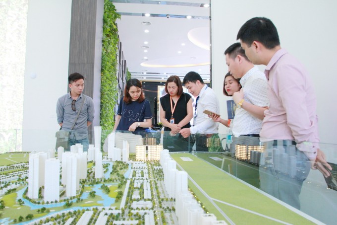 Nếu c&aacute;c hoạt động ngo&agrave;i trời mang phong c&aacute;ch lễ hội đường phố s&ocirc;i động, rực rỡ sắc m&agrave;u th&igrave; tại khu vực giới thiệu dự &aacute;n lại l&agrave; sự tập trung của hầu hết c&aacute;c kh&aacute;ch h&agrave;ng, c&aacute;c nh&agrave; đầu tư n&oacute;ng l&ograve;ng quan t&acirc;m đến dự &aacute;n đang rất được kỳ vọng n&agrave;y.