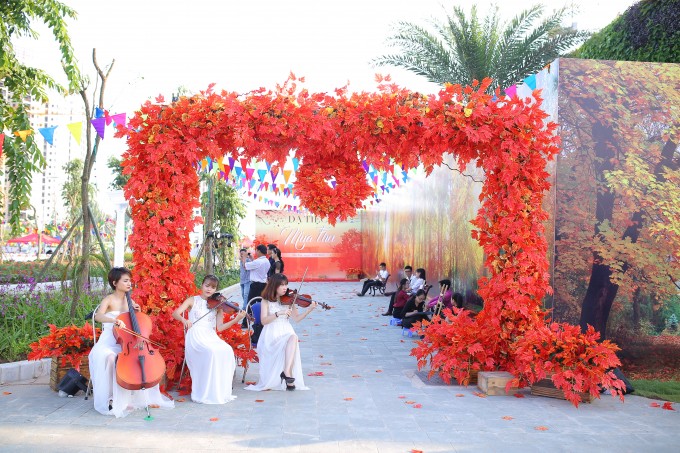 Trong khu&ocirc;n khổ chuỗi hoạt động quảng b&aacute; dự &aacute;n, &ldquo;Dạ tiệc m&ugrave;a thu&rdquo; đ&atilde; ch&iacute;nh thức khởi đầu cho một loạt c&aacute;c sự kiện cuối tuần sẽ được Sunshine Group tổ chức thường xuy&ecirc;n tại khu vực cảnh quan xinh đẹp của Sunshine City, với mong muốn kh&aacute;ch h&agrave;ng c&oacute; cơ hội trực tiếp cảm nhận được &ldquo;hơi thở&rdquo; của dự &aacute;n.