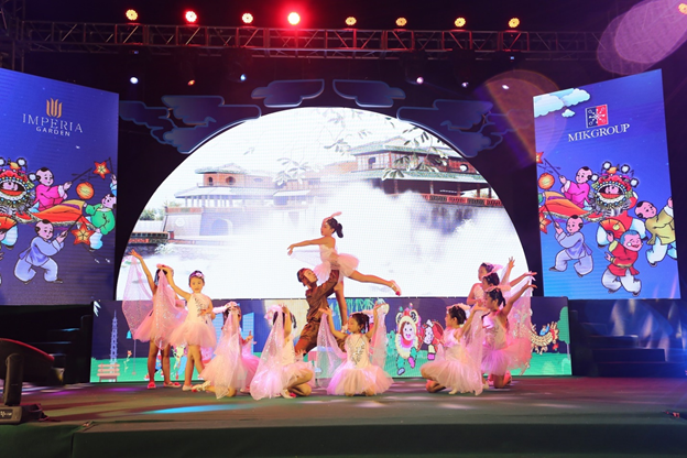 Đ&ecirc;m trung thu được mở m&agrave;n ấn tượng với sự xuất hiện của cung trăng, ch&uacute; cuội, c&ugrave;ng tiết mục văn nghệ đặc sắc c&oacute; sự tham gia của ch&iacute;nh những cư d&acirc;n nh&iacute; của Imperia Garden tr&igrave;nh b&agrave;y.