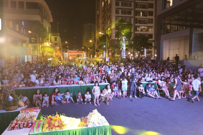 Nh&igrave;n những thi&ecirc;n thần nhỏ đang v&ocirc; tư ca h&aacute;t nhiều vị phụ huynh kh&ocirc;ng giấu được niểm vui. C&oacute; lẽ rằm trung thu năm nay đối với cư d&acirc;n Imperia Garden l&agrave; một c&aacute;i Tết đo&agrave;n vi&ecirc;n rất &yacute; nghĩa, bởi trong niềm vui ri&ecirc;ng của mỗi gia đ&igrave;nh c&ograve;n c&oacute; &yacute; nghĩa như một sự &ldquo;đo&agrave;n vi&ecirc;n&rdquo;, sự gắn kết của cả cộng đồng cư d&acirc;n nơi đ&acirc;y.