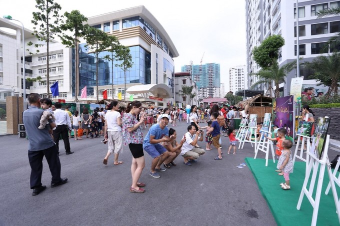 Ngay từ buổi s&aacute;ng nhiều gia đ&igrave;nh đ&atilde; cho con em m&igrave;nh đến tham gia c&aacute;c gian h&agrave;ng chủ đề được thiết kế lấy cảm hướng từ một phi&ecirc;n chợ qu&ecirc; truyền thống.