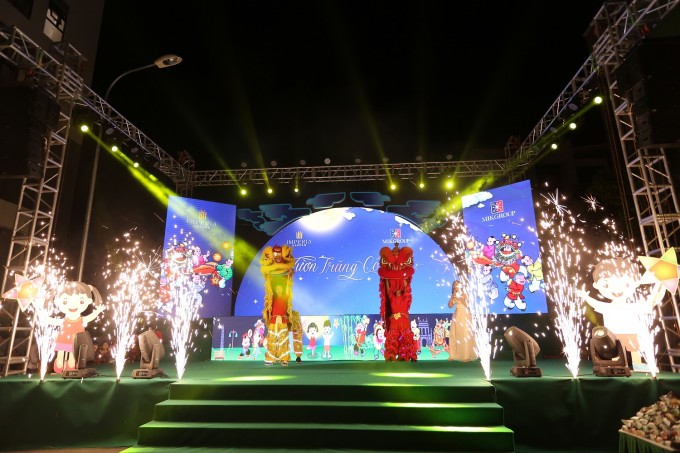 Trong niềm vui chưa ngớt, rất nhiều cư d&acirc;n v&agrave; c&aacute;c em nhỏ Imperia Garden mong muốn chủ đầu tư sẽ tổ chức ng&agrave;y c&agrave;ng nhiều những chương tr&igrave;nh vừa vui, vừa &yacute; nghĩa v&agrave; bổ &iacute;ch như h&ocirc;m nay. Mỗi sự kiện kh&ocirc;ng chỉ tăng th&ecirc;m t&igrave;nh đo&agrave;n kết m&agrave; c&ograve;n l&agrave; một lần để mỗi người như thấy y&ecirc;u hơn, tự h&agrave;o hơn về một tổ ấm an cư m&agrave; họ đ&atilde; chọn lựa tại Imperia Garden.
Vậy l&agrave; tại khu &ldquo;Vườn trong phố&rdquo; độc đ&aacute;o của Thủ đ&ocirc;,  Tết đo&agrave;n vi&ecirc;n năm nay đến thật sớm!