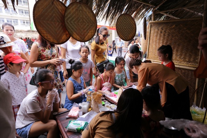 Kh&ocirc;ng chỉ h&agrave;o hứng với c&aacute;c tr&ograve; chơi như &ldquo;Hiệp sĩ rừng xanh&rdquo;, đập trứng khủng long, xem triểm l&atilde;m ảnh khoảnh khắc m&ugrave;a thu hay chụp ảnh c&ugrave;ng c&aacute;c ch&uacute; Mascot như Doremon, Pikachu, X&igrave; trum&hellip; c&aacute;c em c&ograve;n trực tiếp đượcc l&agrave;m đ&egrave;n &ocirc;ng sao, đ&egrave;n lồng, nặn t&ograve; he,&hellip; đ&acirc;y đều l&agrave; những tr&ograve; chơi d&acirc;n gian gi&agrave;u gi&aacute; trị văn h&oacute;a truyển thống.