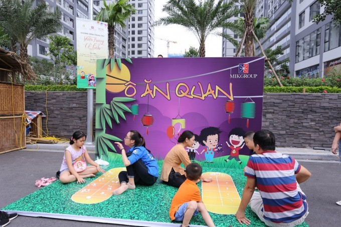 C&ugrave;ng với sự ph&aacute;t triển nhanh ch&oacute;ng của c&ocirc;ng nghệ, những tr&ograve; chơi d&acirc;n gian sẽ mai một đi, trẻ con sau n&agrave;y lớn l&ecirc;n sẽ chơi game thay v&igrave; chơi chuyền, chơi chắt, chơi &ocirc; ăn quan&hellip; như trước đ&acirc;y. Ch&iacute;nh v&igrave; vậy, kh&ocirc;ng &iacute;t người đ&atilde; reo l&ecirc;n đầy ngạc nhi&ecirc;n khi bắt gặp lại tr&ograve; chơi &Ocirc; ăn quan với những c&acirc;u đồng dao như vọng về từ k&yacute; ức:&rdquo; &hellip;H&agrave;ng trầu h&agrave;ng cau - L&agrave; h&agrave;ng con g&aacute;i - H&agrave;ng b&aacute;nh h&agrave;ng tr&aacute;i - L&agrave; h&agrave;ng b&agrave; gi&agrave; - H&agrave;ng hương h&agrave;ng hoa - L&agrave; h&agrave;ng c&uacute;ng Phật...&rdquo; C&oacute; lẽ với rất nhiều em nhỏ sinh ra v&agrave; lớn l&ecirc;n ở th&agrave;nh phố, những tr&ograve; chơi d&acirc;n gian c&ugrave;ng những c&acirc;u đồng giao như thế kh&ocirc;ng được nghe h&ocirc;m nay th&igrave; đến bao giờ c&aacute;c em mới biết đến.