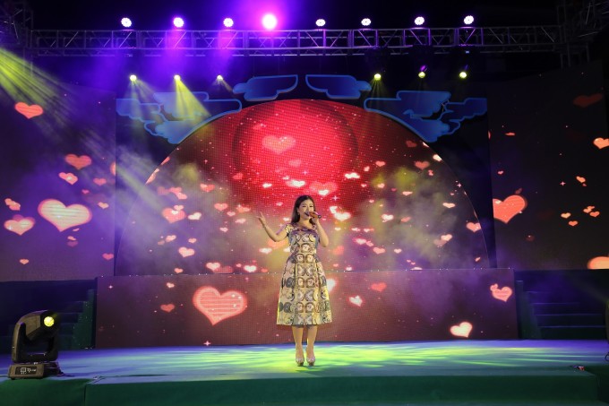 Cũng với mong muốn x&acirc;y dựng một cộng đồng cư d&acirc;n gắn kết, văn minh, chủ đầu tư Imperia Garden v&agrave; MIKGroup đ&atilde; quy&ecirc;t t&acirc;m d&agrave;nh tặng cư d&acirc;n một m&oacute;n qu&agrave; &ldquo;ra mắt&rdquo; thật ấn tượng với đ&ecirc;m hội Vườn trăng cổ t&iacute;ch thật ấn tượng với sự g&oacute;p mặt của những ca sĩ đang rất được mến mộ như Erik v&agrave; Dương Ho&agrave;ng Yến.