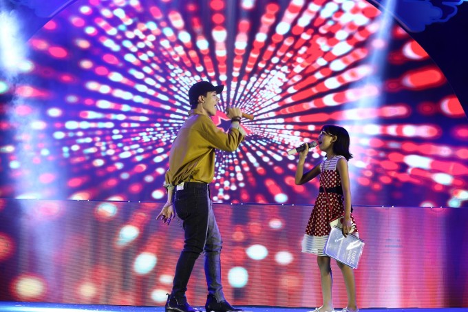 Tham gia buổi biểu diễn tại Imperia Garden chắc chắn đ&atilde; mang lại cho Erik thật nhiều ấn tượng. Bởi dẫu h&aacute;t song ca những b&agrave;i &ldquo;hit&rdquo; nhất của m&igrave;nh m&agrave; kh&ocirc;ng c&oacute; Min nhưng Erik đ&atilde; c&oacute; được những &ldquo;đồng nghiệp&rdquo; hết sức đặc biệt - đ&oacute; l&agrave; những cư d&acirc;n nh&iacute; của Imperia Garden- những fan cuồng nhiệt của ch&agrave;ng ca sĩ &ldquo;hai giờ s&aacute;ng anh gọi em kh&ocirc;ng nhấc m&aacute;y&rdquo; n&agrave;y!