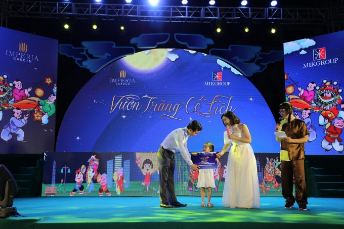 Cũng tại sự kiện, Ban tổ chức cuộc thi ảnh Khoảnh khắc m&ugrave;a thu đ&atilde; trao c&aacute;c giải thưởng cho chủ nh&acirc;n c&aacute;c t&aacute;c phẩm đoạt giải. Trong đ&oacute; giải thưởng l&agrave; những g&oacute;i nghỉ dưỡng 5 sao tại Sol Beach House Resort Ph&uacute; Quốc- 1 trong những kh&aacute;ch sạn m&agrave; MIK Group ph&aacute;t triển tại Ph&uacute; Quốc.