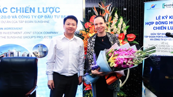 Đại diện Tập đo&agrave;n Sunshine l&ecirc;n tặng hoa b&agrave; Barbara Szymanowska - Đại sứ đặc mệnh to&agrave;n quyền nước Cộng h&ograve;a Ba Lan tại Việt Nam.