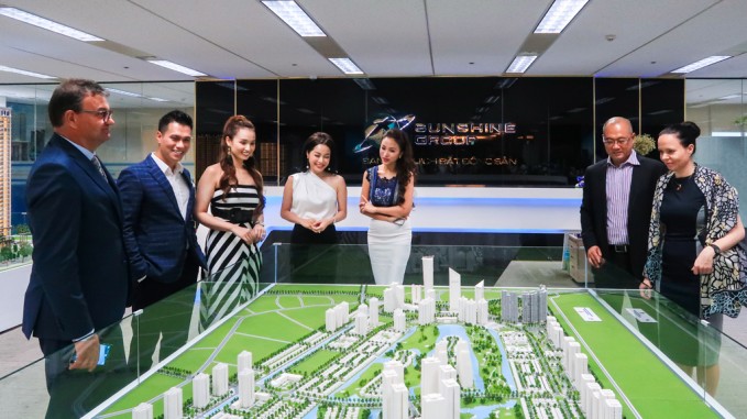 C&aacute;c kh&aacute;ch mời thăm quan m&ocirc; h&igrave;nh dự &aacute;n của Sunshine Group.