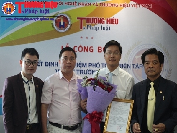Tập thể c&aacute;n bộ l&atilde;nh đạo ch&uacute;c mừng t&acirc;n Ph&oacute; tổng bi&ecirc;n tập Tạp ch&iacute; điện tử Thương hiệu v&agrave; Ph&aacute;p luật