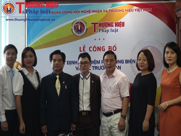 Tập thể c&aacute;n bộ Hội Nghệ nh&acirc;n v&agrave; Thương hiệu Việt Nam c&ugrave;ng Tạp ch&iacute; điện tử Thương hiệu v&agrave; Ph&aacute;p luật chụp ảnh tại lễ bổ nhiệm