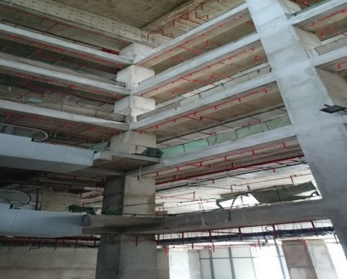 Khoảng th&ocirc;ng tầng khu vực thương mại, văn ph&ograve;ng tầng 1 - 6&nbsp;chưa đảm bảo ngăn ch&aacute;y lan
