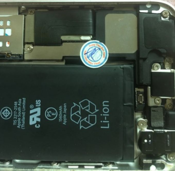 &nbsp;Linh kiện b&ecirc;n trong của chiếc iPhone của anh T.