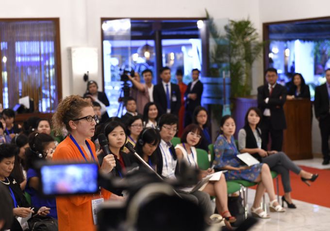 Đ&ocirc;ng đảo ph&oacute;ng vi&ecirc;n trong nước v&agrave; quốc tế tham dự buổi họp b&aacute;o sau Hội nghị. Ảnh: VGP/Thế Phong