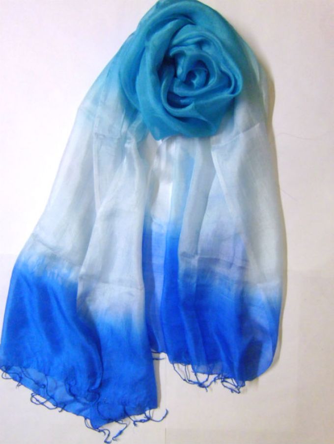 Khăn lụa tơ tằm với họa tiết truyền thống, đu&ocirc;i khăn được xe bằng tay