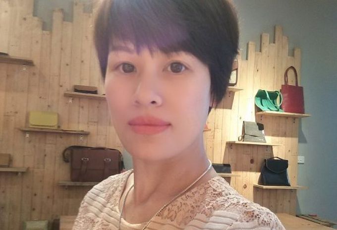 Chị Phạm Thị &Aacute;nh Tuyết cảm thấy h&agrave;i l&ograve;ng về sự thay đổi của l&agrave;n da sau khi sử dụng bộ mỹ phẩm DeAura D&rsquo;or Mystere