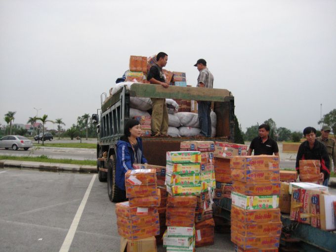 Phạt nặng h&agrave;nh vi g&acirc;y thất tho&aacute;t h&agrave;ng cứu trợ