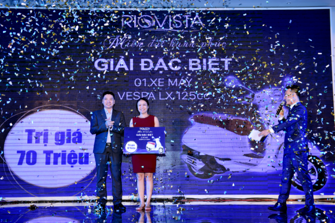 &Ocirc;ng Chu Thanh Hiếu &ndash; Ph&oacute; Tổng Gi&aacute;m Đốc MIGHome trao giải đặc biệt cho kh&aacute;ch h&agrave;ng