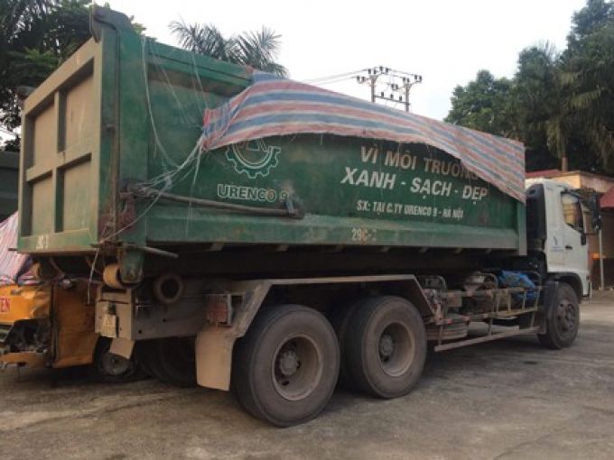 Xe chở chất thải đi đổ trộm v&agrave; bị người d&acirc;n bắt giữ.