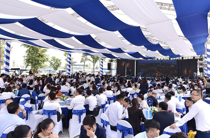 Rất đ&ocirc;ng kh&aacute;ch h&agrave;ng h&aacute;o hức thăm quan nh&agrave; mẫu Sunshine City