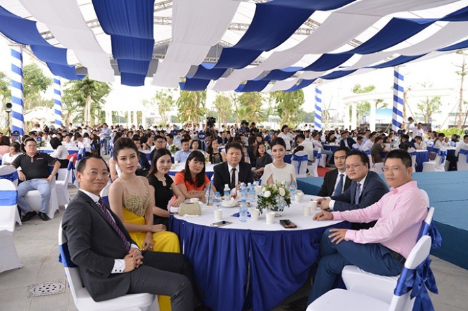 Mọi người chờ đợi khoảnh khắc bắt đầu lễ ra mắt nh&agrave; mẫu ng&agrave;y 18/11 vừa qua