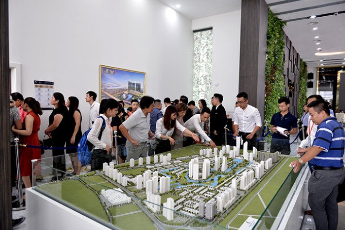 C&aacute;c kh&aacute;ch mua xếp h&agrave;ng d&agrave;i v&agrave;o thăm căn hộ mẫu v&agrave; xem m&ocirc; h&igrave;nh dự &aacute;n Sunshine City