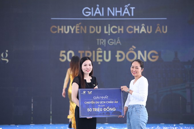 Nhi&ecirc;̀u ph&acirc;̀n quà h&acirc;́p d&acirc;̃n đã được trao cho các khách hàng b&ocirc;́c thăm may mắn.